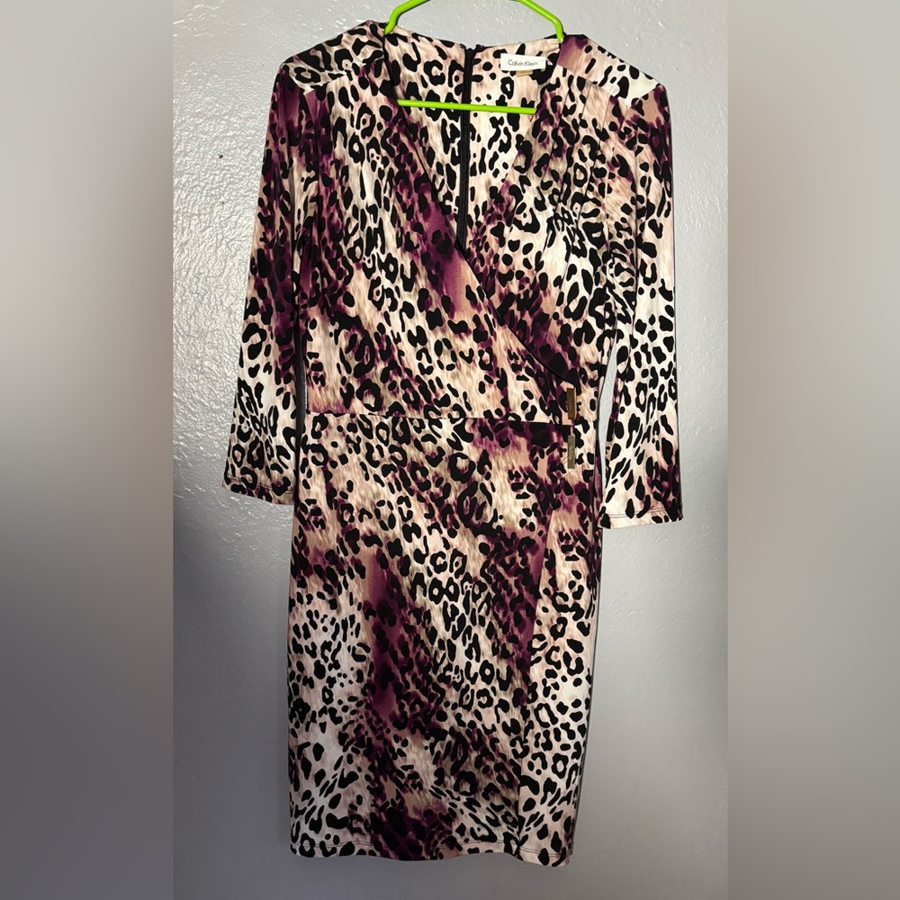 CALVIN KLEIN  Leopard Print
Faux Wrap Dress.‎ Size 8. Knee length poly/spandex.